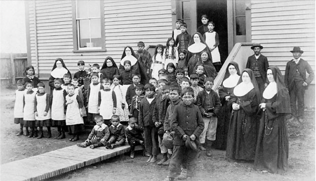 Port Harrison (Inukjuak) Federal Hostel, group of students, nuns and Indigenous men, Quebec